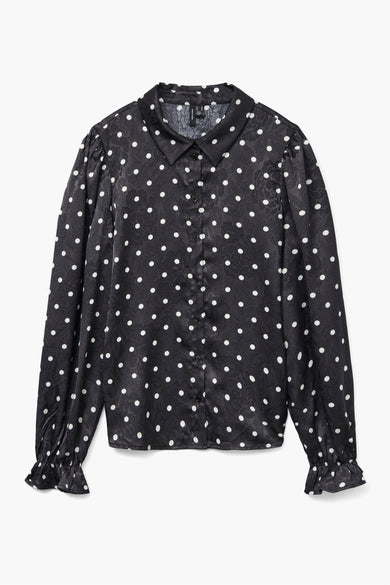 Chemise noire à longues manches de VERO MODA, avec des taches blanches et des détails à motif floral.