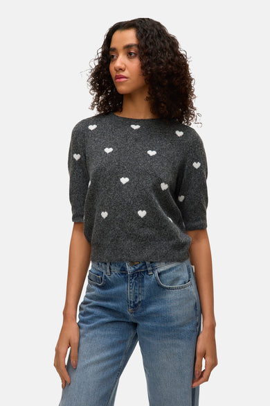 Sweat-shirt gris avec col rond de Vero Moda, à motif cœur, associé à un jean bleu.