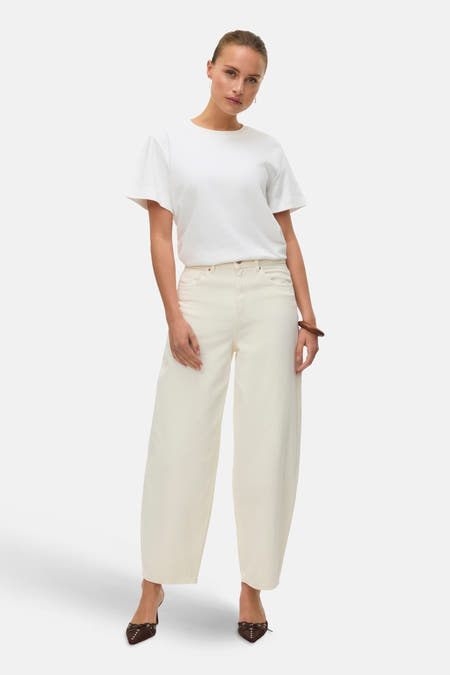 Jean spécial fit en denim off white de Vero Moda, avec des jambes larges et des poches marrons.