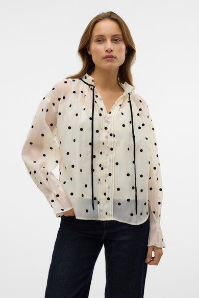 Blouse blanche à longues manches de VERO MODA, avec un motif à carreaux et des détails en ruban noir.