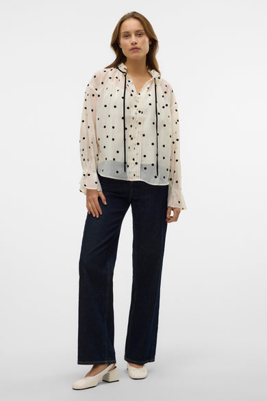 Witte blouse met lange mouwen van VERO MODA, met stippenpatroon en zwarte lintdetails.