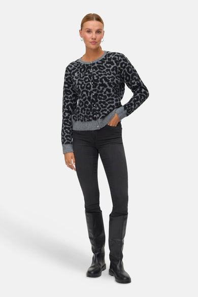 Veste grise de Vero Moda avec imprimé léopard, associée à un pantalon noir et des bottes.