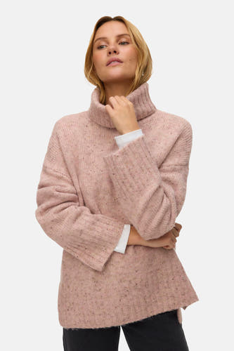 Veste rose VERO MODA, avec longs manches et texture côtelée, portée avec un pantalon foncé.