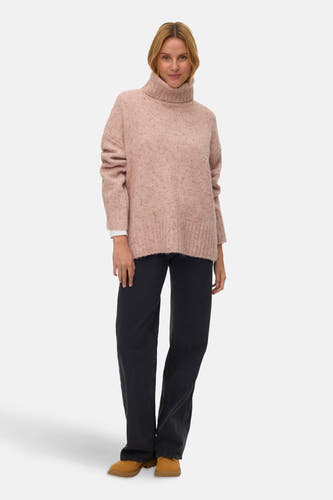 Roze trui met rolkraag van VERO MODA®, losse pasvorm, lange mouwen en gecombineerd met een zwarte broek en bruine schoenen.
