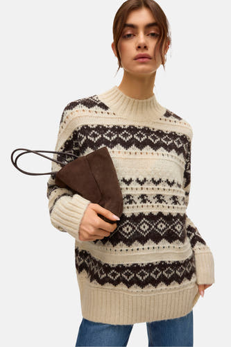 T-shirt écru avec col rond de VERO MODA, doté d'un motif géométrique marron, et porté avec une handasse marron.