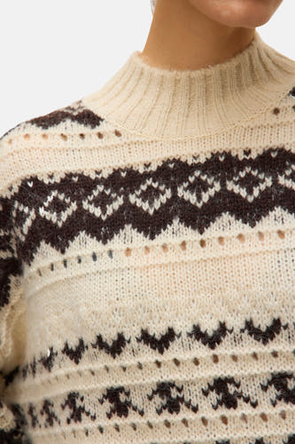 T-shirt écru avec col rond de VERO MODA, avec un motif zigzag marron et des décorations en dentelle.