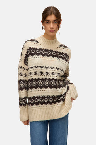 Sweat-shirt écru avec col rond de VERO MODA, motif fair isle marron foncé et manches longues, associé à un jean bleu.