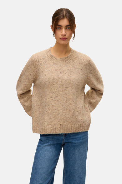 Gilet beige avec col rond de VERO MODA, associé à un jean bleu et des chaussures noires.