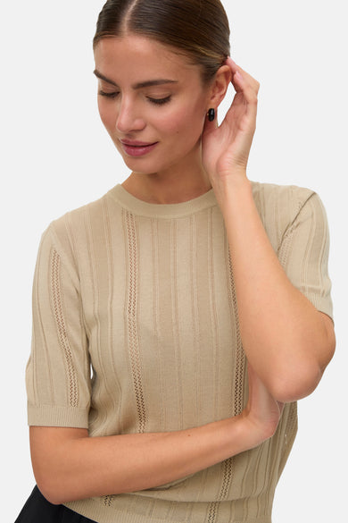 T-shirt vert avec col rond de VERO MODA, avec un motif en côtes verticales subtil et des manches courtes.