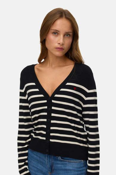 Gilet noir de Vero Moda, avec un motif à rayures et un petit cœur brodé.