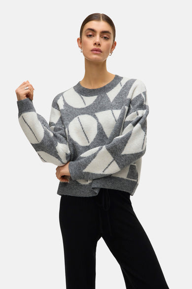 Gilet rond gris de VERO MODA® avec motif graphique, associé à une jupe noire.