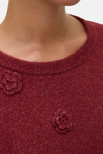 Pull rouge avec col rond de VERO MODA, avec des détails floraux tr trés et une fine texture.