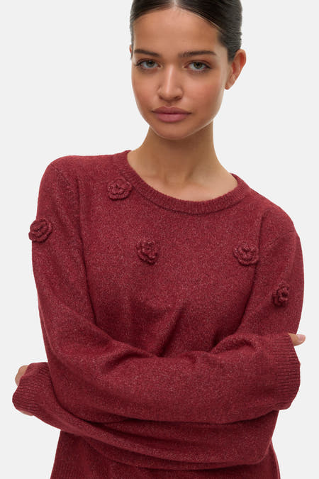 Pull rouge avec col rond de VERO MODA, terminé par des détails floraux sur l'avant et les manches.
