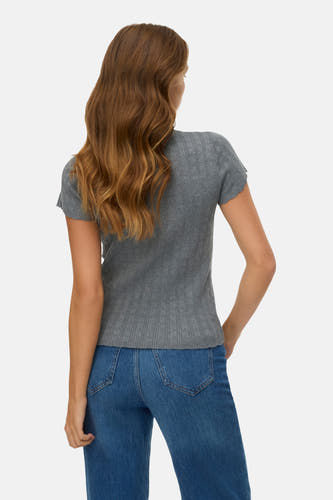 T-shirt gris à manches courtes de VERO MODA, avec un motif openwork fin, vu de derrière avec un jean bleu.