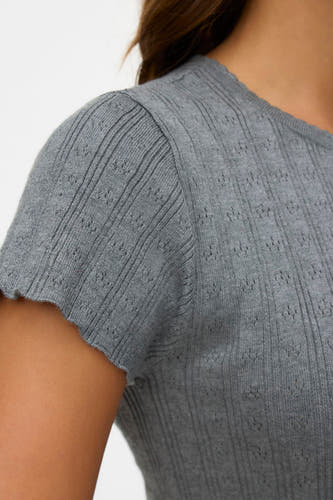 T-shirt gris à manches courtes de VERO MODA, avec un fin motif côtelé et des détails subtils de trous.