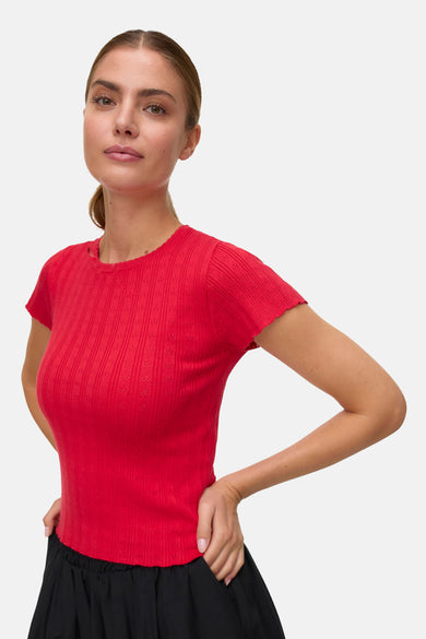 T-shirt rouge à manches courtes de VERO MODA, avec une subtile texture et un col rond.