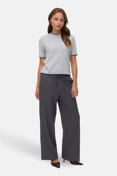 Sweat-shirt gris avec col rond de VERO MODA®, man mantes courtes et finition noire le long du col.