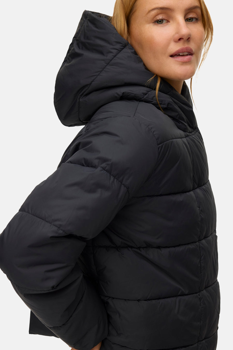 Manteau court noir de VERO MODA, avec capuche, en style doublé, vue arrière.