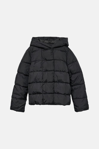 Manteau court noir de VERO MODA, avec un design matelassé et une capuche.