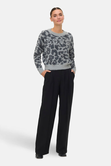 Sweat-shirt gris à col rond de VERO MODA, avec imprimé d'animaux et le mot "LOVE" dessus, associé à un pantalon noir.