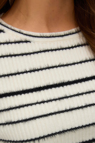 T-shirt blanc avec col rond de VERO MODA, à rayures noires et en douce texture, cropped.