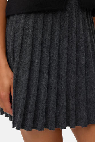 Jupe grise courte de VERO MODA® avec des plis et une douce texture en laine.