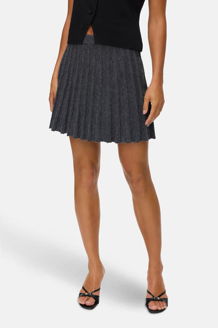 Jupe courte gris clair de VERO MODA, avec plis et une bordure ondulée.