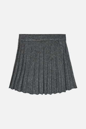 Jupe courte grise de VERO MODA, avec des plis et une texture froissée.
