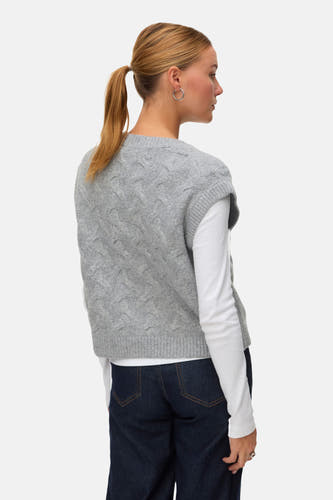 Gris de débardeur Vero Moda avec motif côtes sur un haut blanc et des jeans foncés.