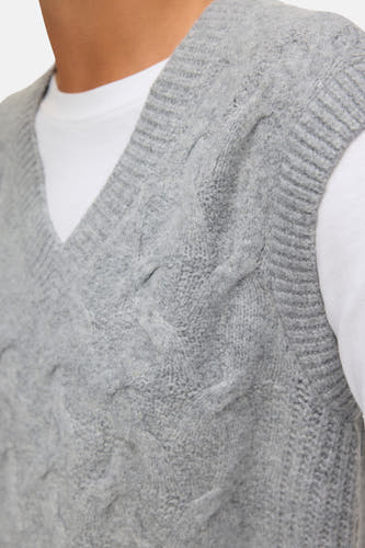T-shirt gris VERO MODA avec motif côtelé, porté sur un t-shirt blanc.