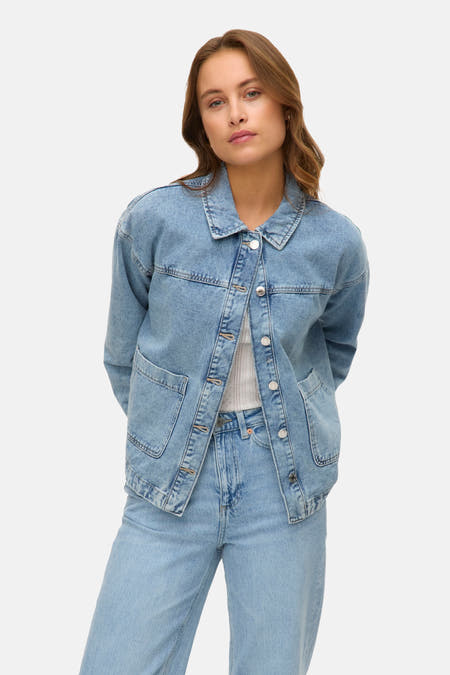 Veste courte en denim bleu clair de Vero Moda, avec fermeture à boutons et manches longues évasées.