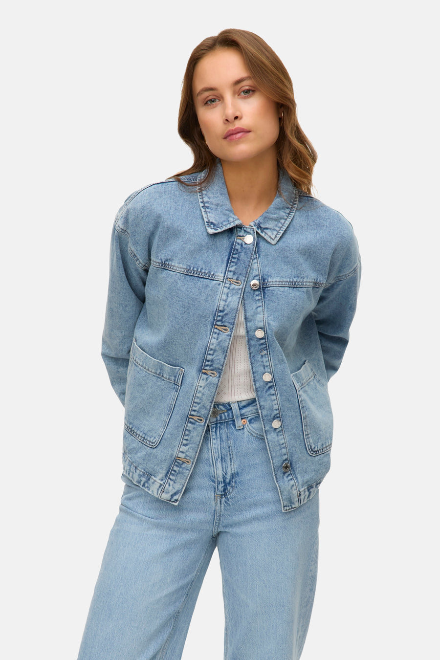 Kort jasje van lichtblauw denim van VERO MODA®, met lange mouwen en knoopsluiting.