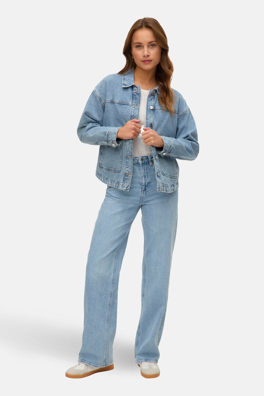 Korte jas van lichtblauw denim van Vero Moda, met knoopsluiting en lange wijde jeans.