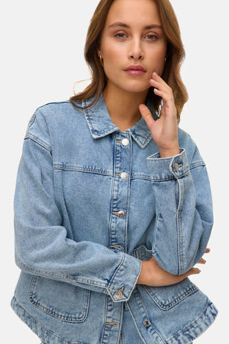 Lichtblauw denim jas van VERO MODA®, met lange mouwen en zilverkleurige knopen.