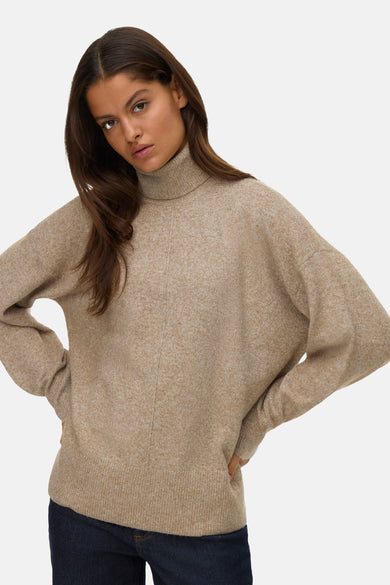 Gilet beige avec col montant de VERO MODA, avec des manches longues et un jeans foncé.
