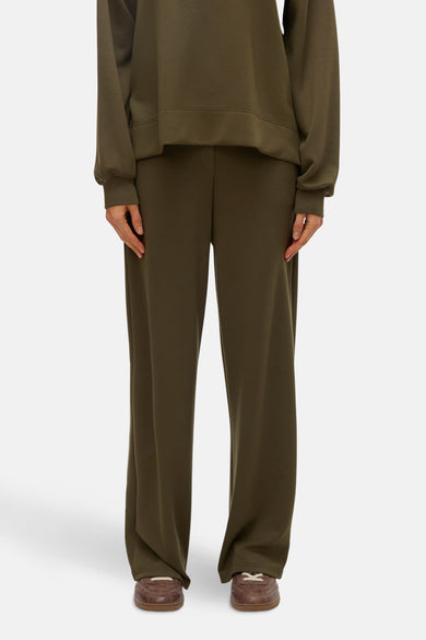 Pantalon vert de VERO MODA, avec des jambes larges et porté avec des chaussures brunes.