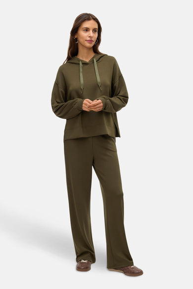 Pantalon vert de VERO MODA, porté avec un hoodie coordonné et des chaussures marron.