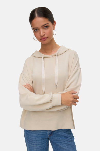 Sweater écru de VERO MODA, avec des manches longues et un modèle à bras croisés.