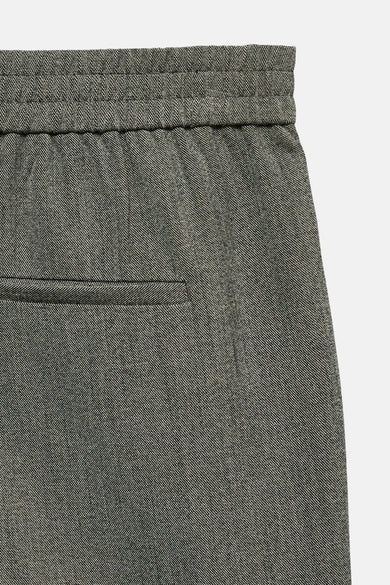 Pantalon brun de VERO MODA® avec une ceinture élastique et une subtile texture.