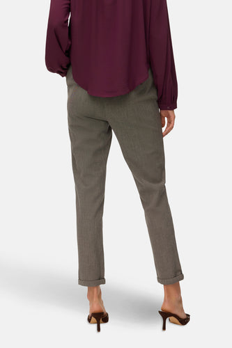 Dameskleding, bordeauxrood shirt, grijze broek, hakken.