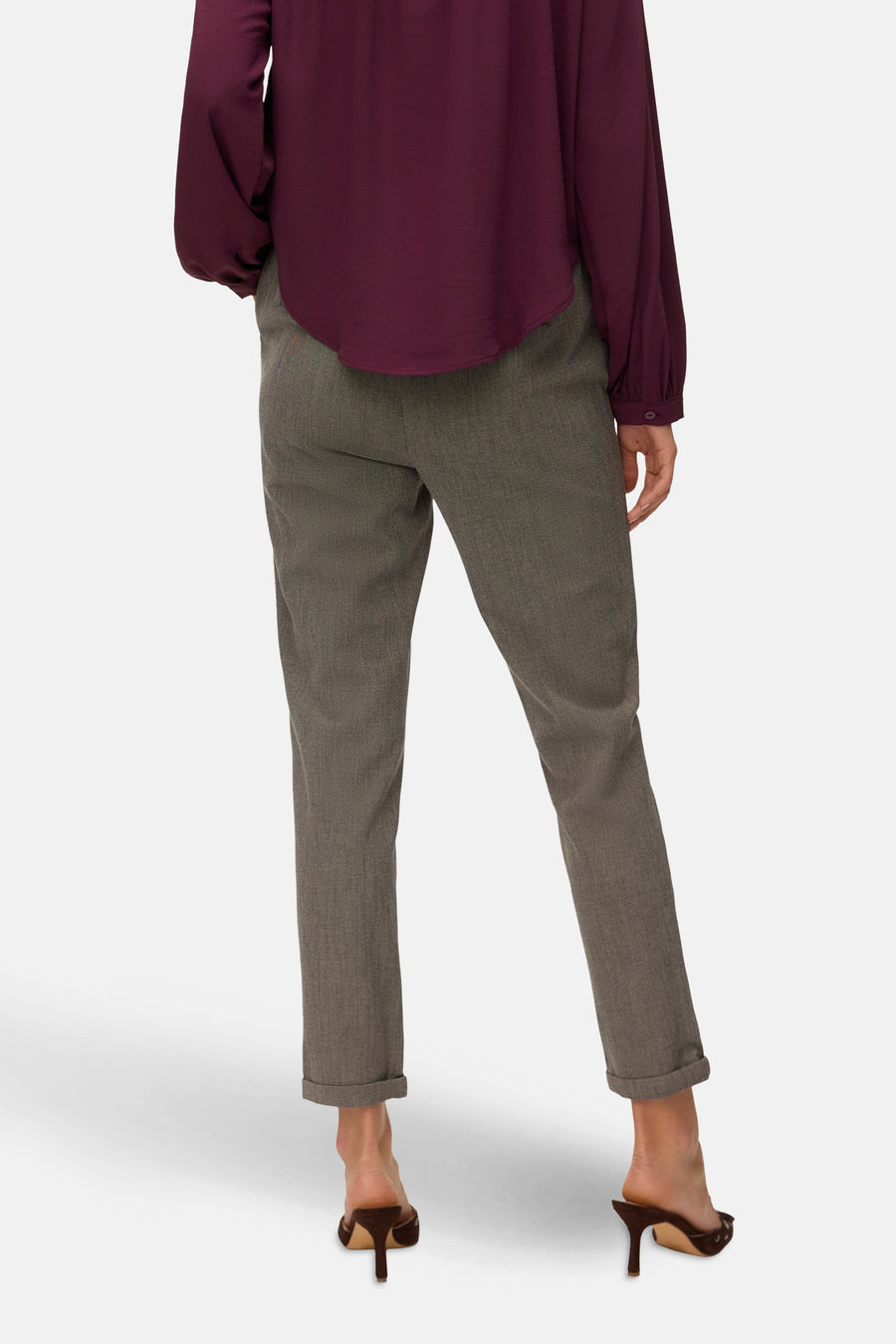 Dameskleding, bordeauxrood shirt, grijze broek, hakken.