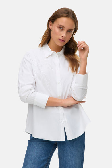 Chemise blanche à manches longues de VERO MODA®, avec un motif de feuilles brodé subtil.