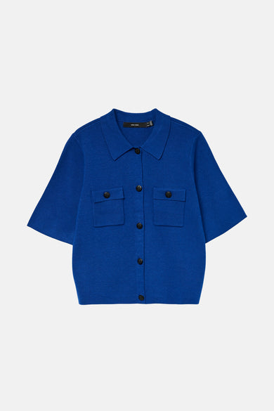 Gilet bleu de VERO MODA avec des manches courtes, une fermeture à boutons et deux poches sur la poitrine.