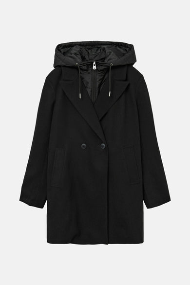 Manteau court noir de Vero Moda, avec capuche et fermeture à double bouton.