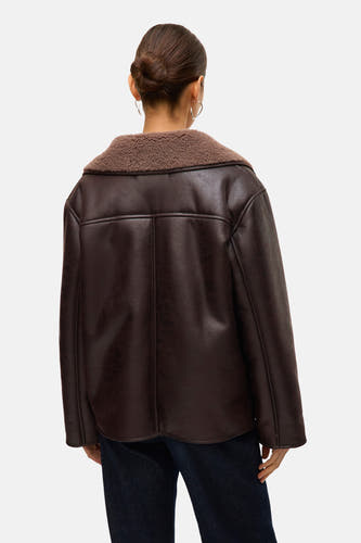 Manteau brun de VERO MODA® avec un col doux et des jeans foncés, vu de dos.