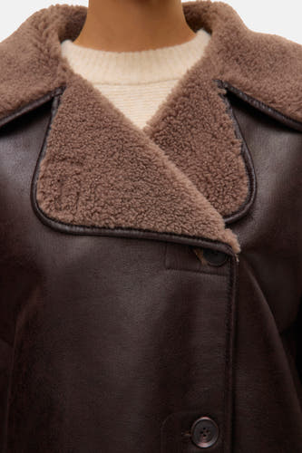 Manteau court brun de VERO MODA, avec un col en tissu teddy et une fermeture à boutons.