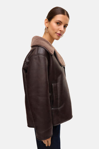 Manteau court brun de VERO MODA®, avec col teddy, longs manches et une coupe droite.