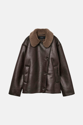 Manteau brun de Vero Moda avec col teddy et fermeture à boutons.