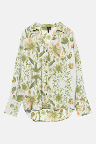 Chemise verte à manches longues de VERO MODA, avec une impression de fleurs et une fermeture à boutons.