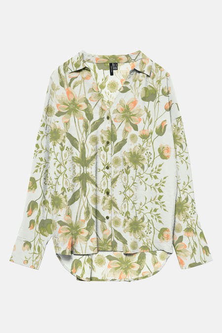 Chemise verte à manches longues de VERO MODA, avec une impression de fleurs et une fermeture à boutons.